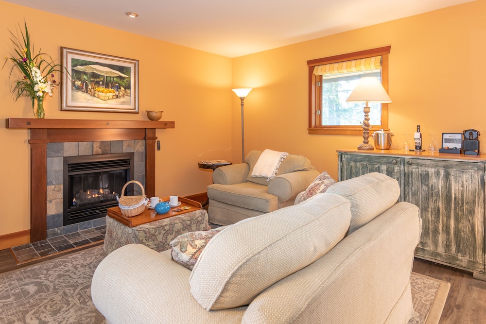 Hillside Suite Up to 2 Person Occupancy - English Breakfast photo 2