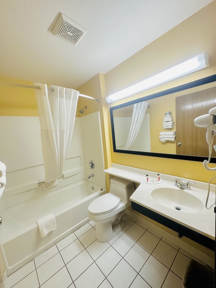 Standard Room, 2 Queen Beds - Photo 4