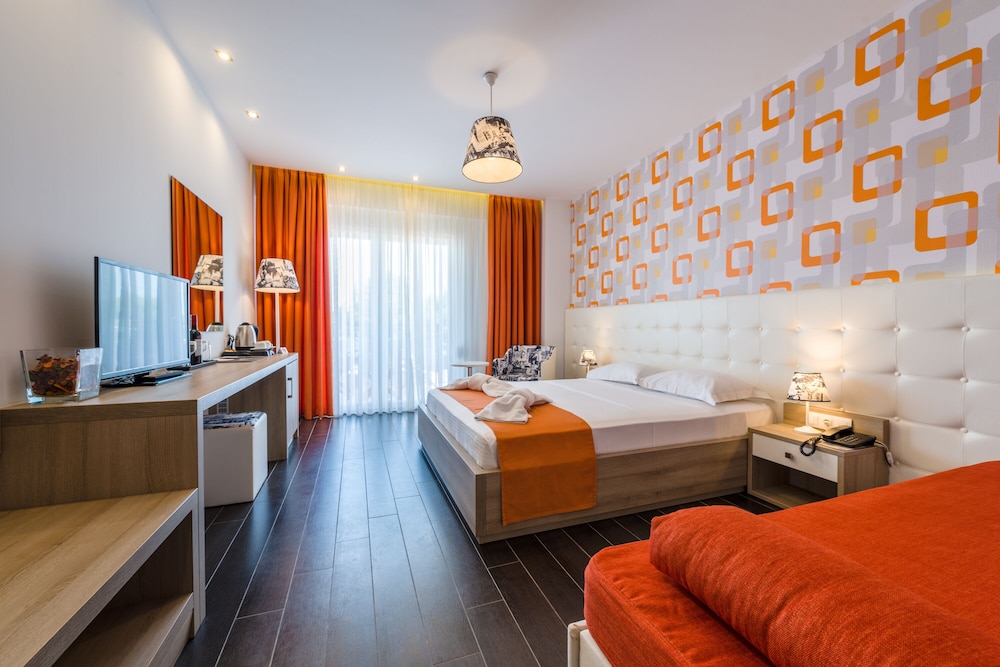 Quadruple Room, 1 Queen Bed with Sofa bed photo 1