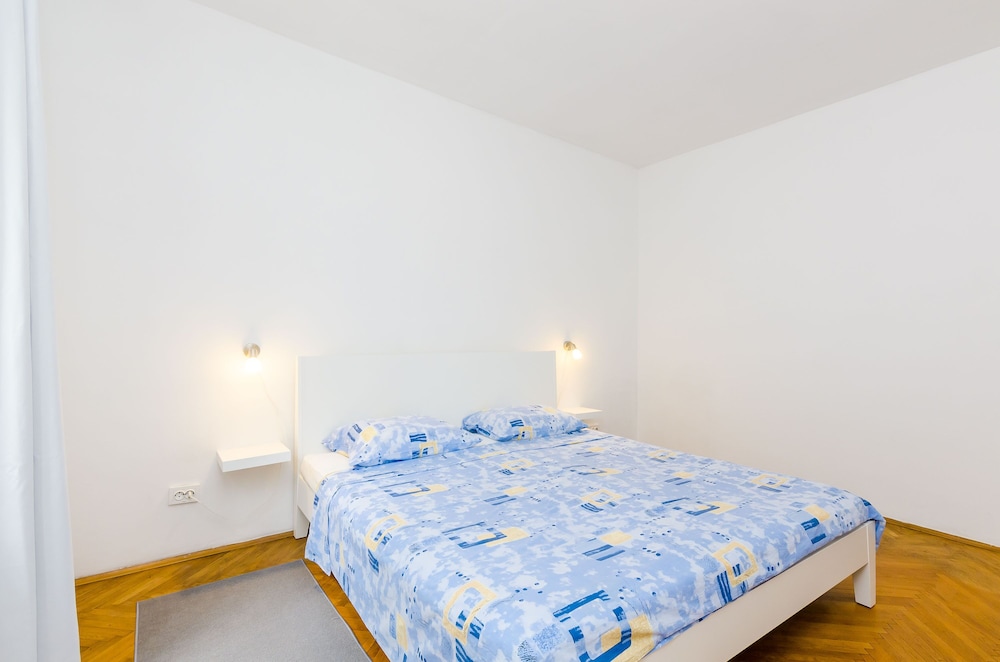 Apartment (Two Bedroom Apartment With Balcony)