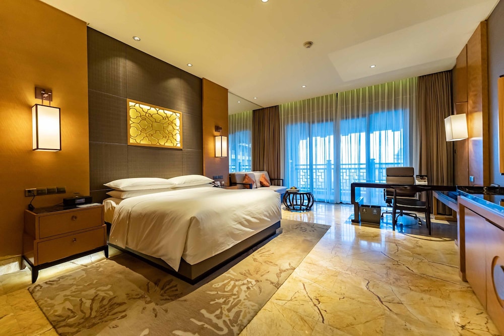 Club Room, 1 King Bed, Balcony, Ocean View photo 2
