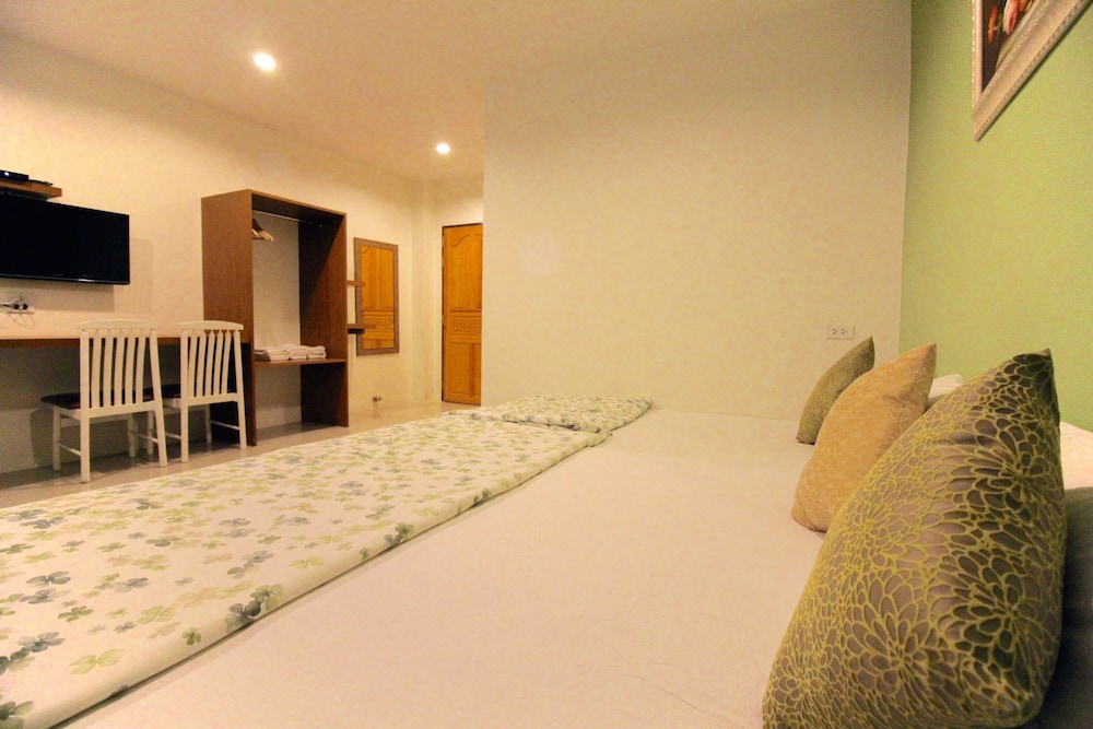 Deluxe Triple Room, Multiple Beds photo 3