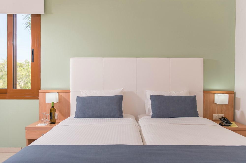Standard Room, Garden View thumbnail 6