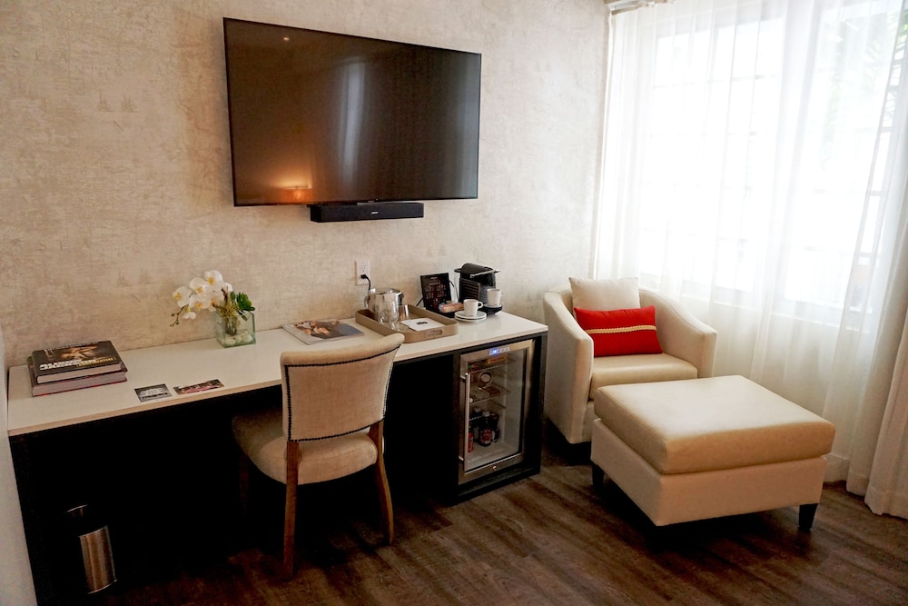 Premium Studio, 1 King Bed - Photo 4