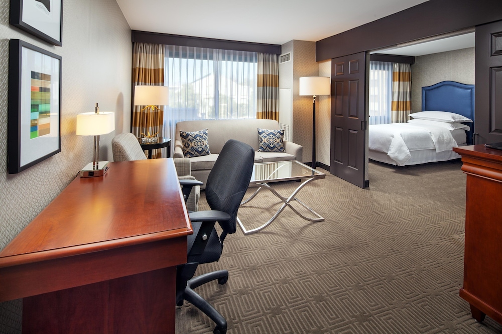 Suite, 1 Bedroom - Photo 1