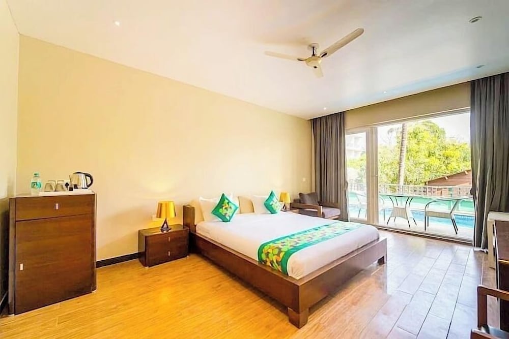 Deluxe Room, Accessible Bathtub