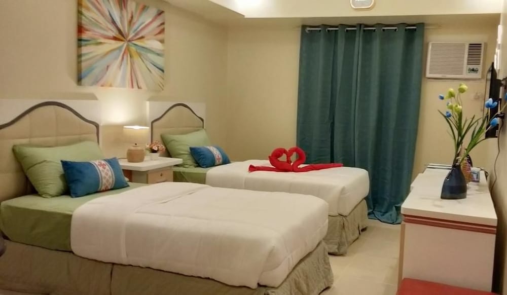 City Studio Suite, 2 Twin Beds, Pool Access, Tower photo 3