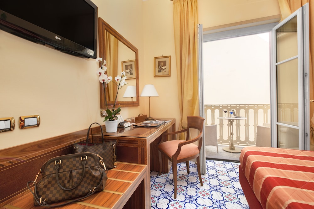 Classic Double or Twin Room, Balcony - Photo 3