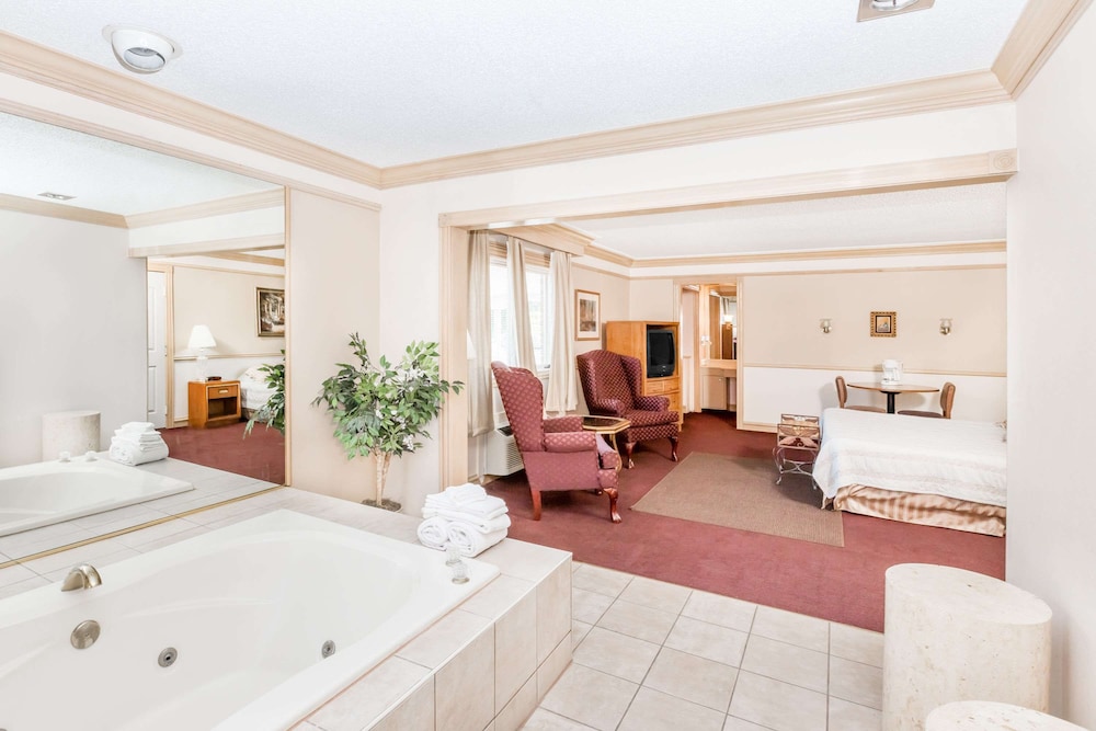 Suite, 1 King Bed - Photo 1