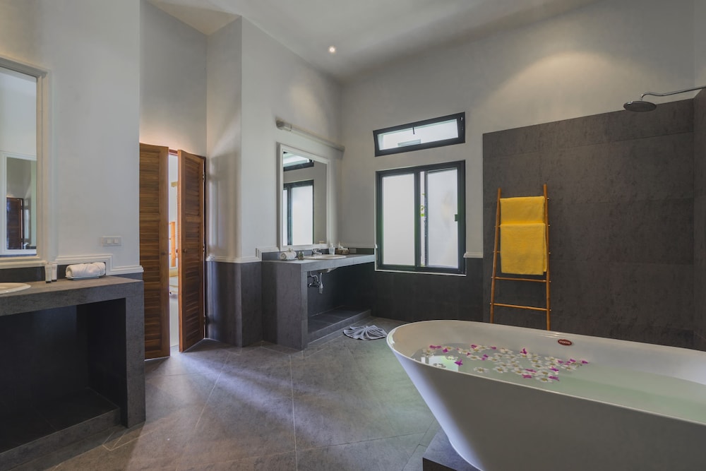 6-Bedroom Villa photo 3