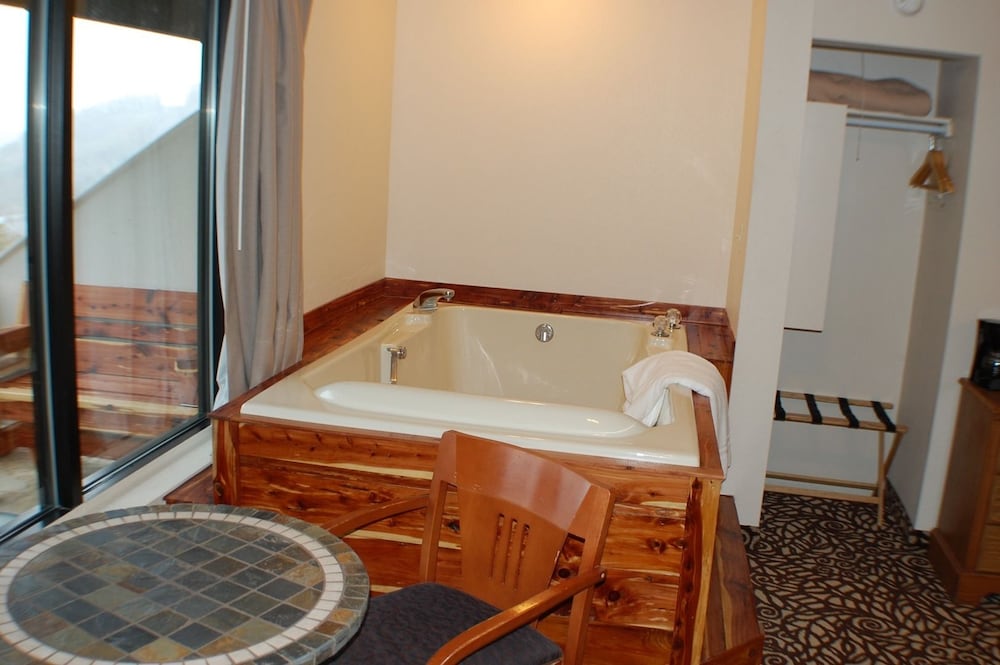 Deluxe Room, 1 King Bed, Jetted Tub