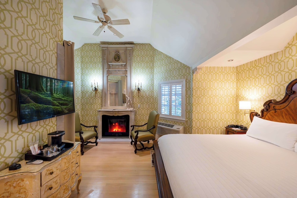 Suite, 1 King Bed, Non Smoking, Balcony