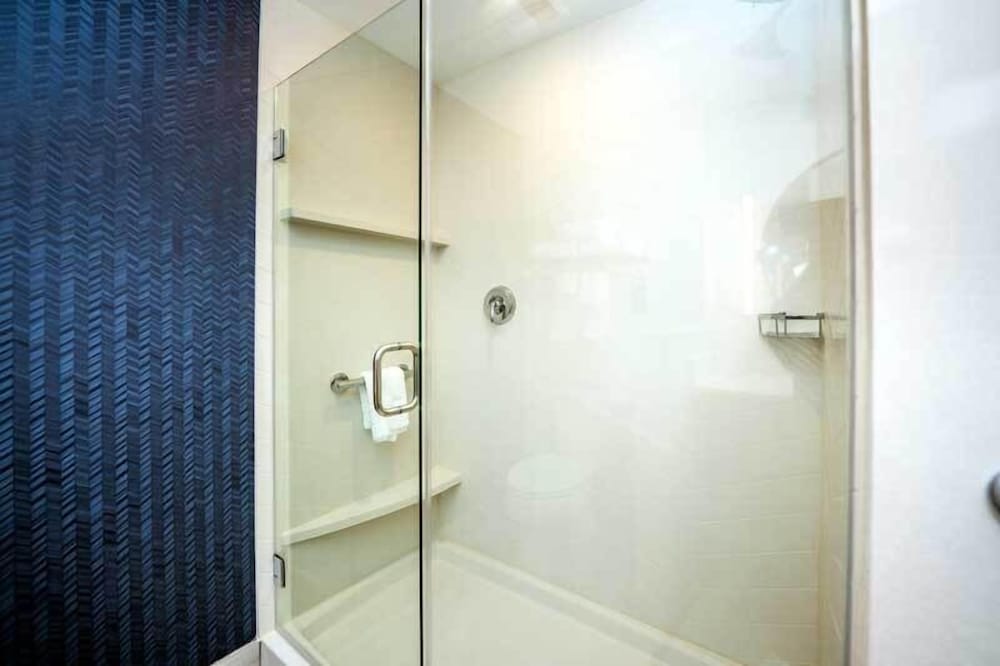 Room, 1 King Bed (Hearing Accessible) - Photo 3