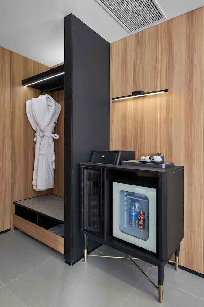 Mansion Twin Beds Room - Photo 7