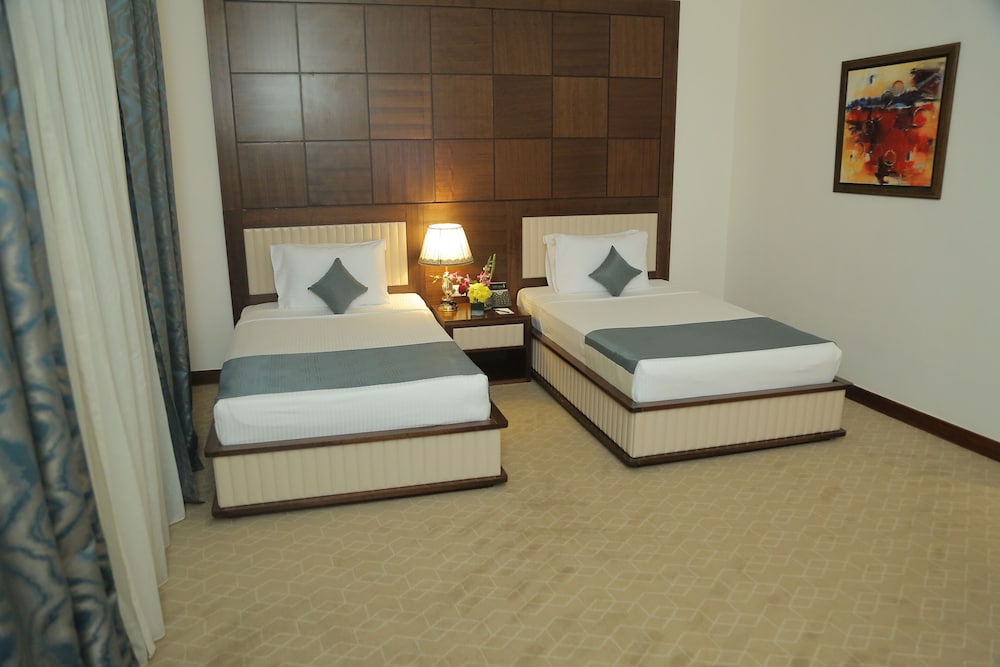 Deluxe Room, 2 Twin Beds, Pool View