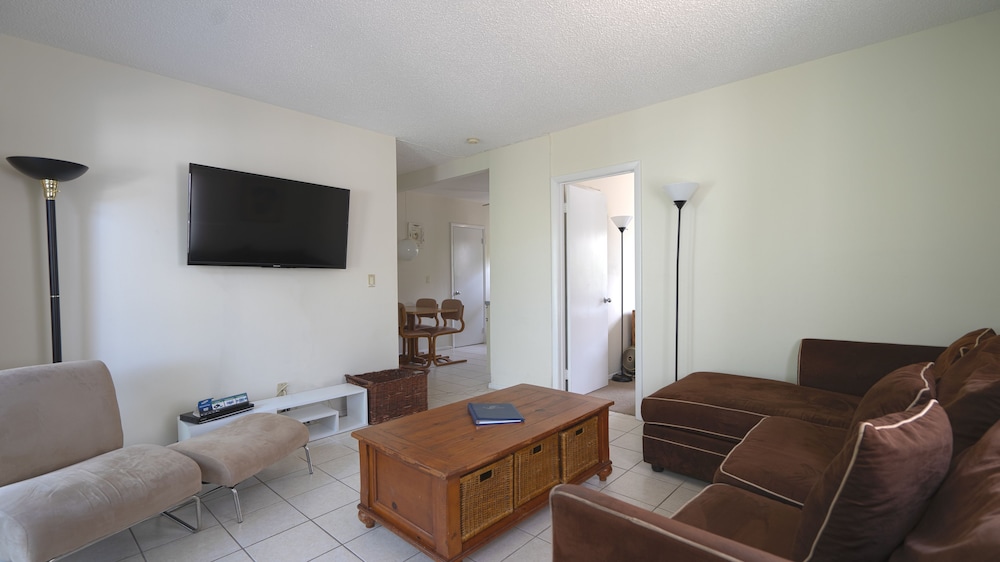 Lower Two Bedroom Poolside Corner photo 2