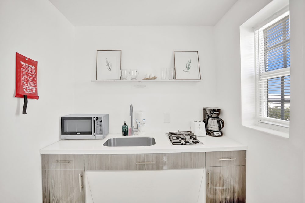 Deluxe Studio, 1 King Bed, Kitchen