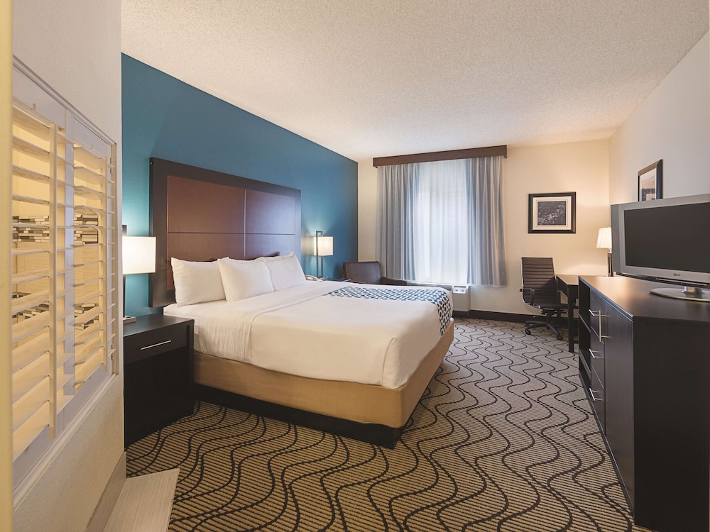 Deluxe Studio Suite, 1 King Bed, Non Smoking - Photo 1