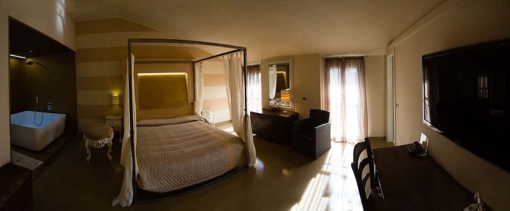 Luxury Suite, 1 King Bed, Bathtub