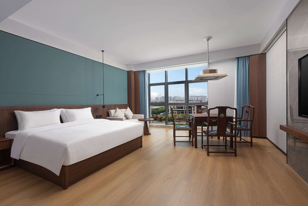 Business Room, 1 King Bed, Non Smoking (Mahjong Room)