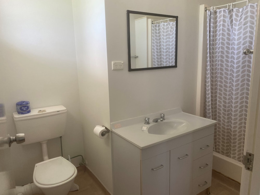 Standard Room (Hotel Room with Ensuite) photo 2