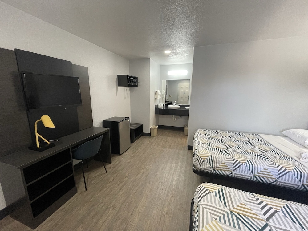 Deluxe Room, 2 Double Beds, Non Smoking, Refrigerator & Microwave photo 3