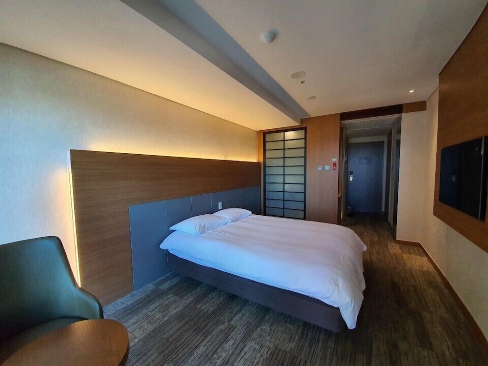 Deluxe King Room Ocean View (1 King Bed)
