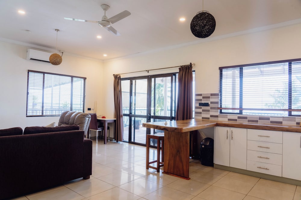 Sunset Suite with Beachfront Balcony photo 4