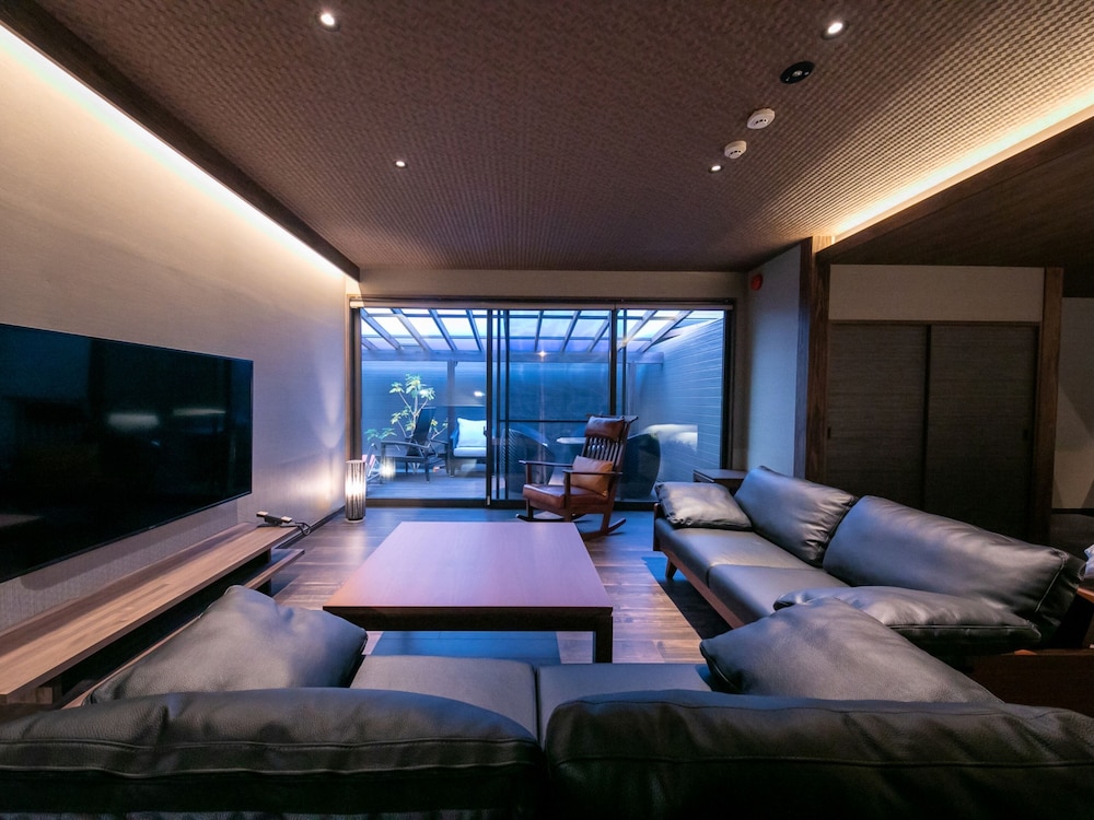 Suite, 4 Beds, private bath, Non Smoking - Photo 1