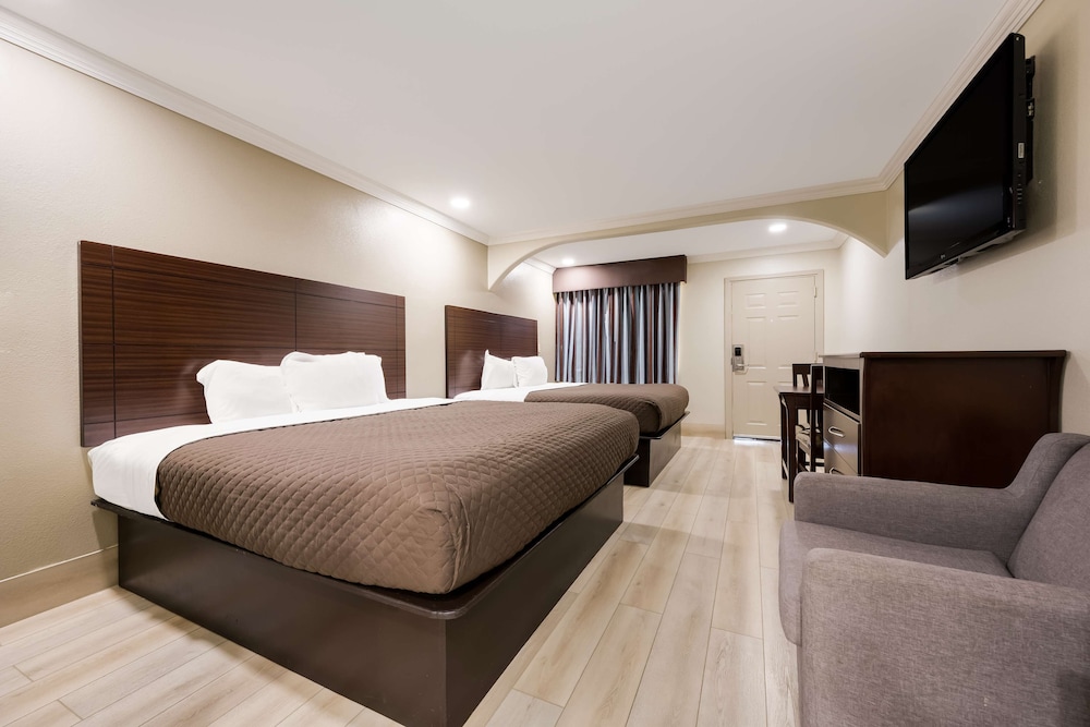 Room, Non Smoking (2 King Beds) - Photo 1