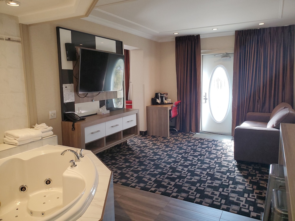 Suite, 1 King Bed, Non Smoking - Photo 10