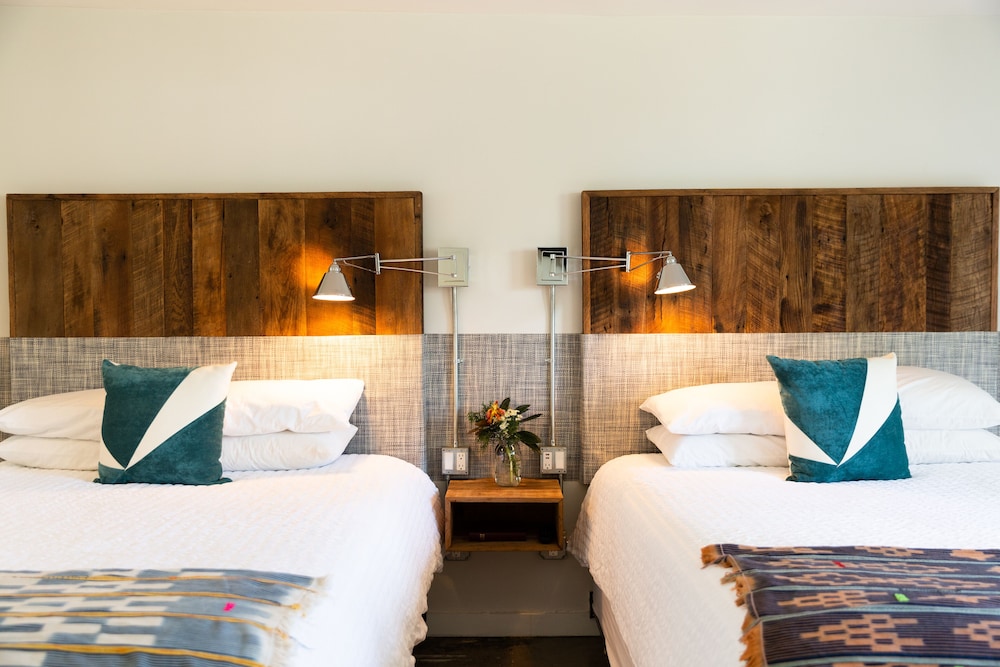 Standard Room, 2 Queen Beds, Non Smoking photo 2