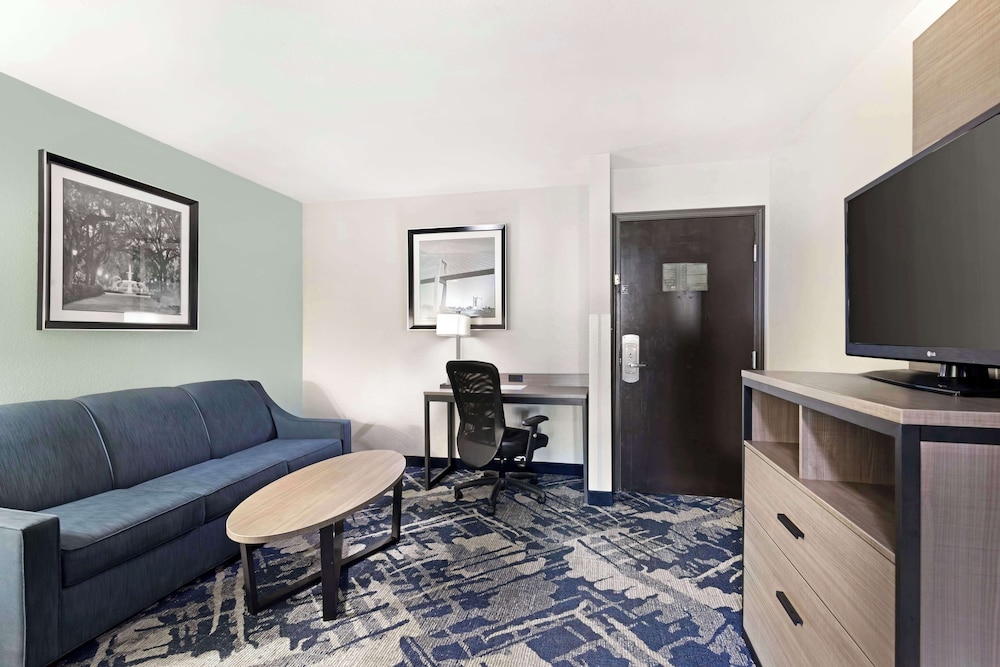 Family Suite, 2 Queen Beds, Non Smoking (with Sofabed) - Photo 1