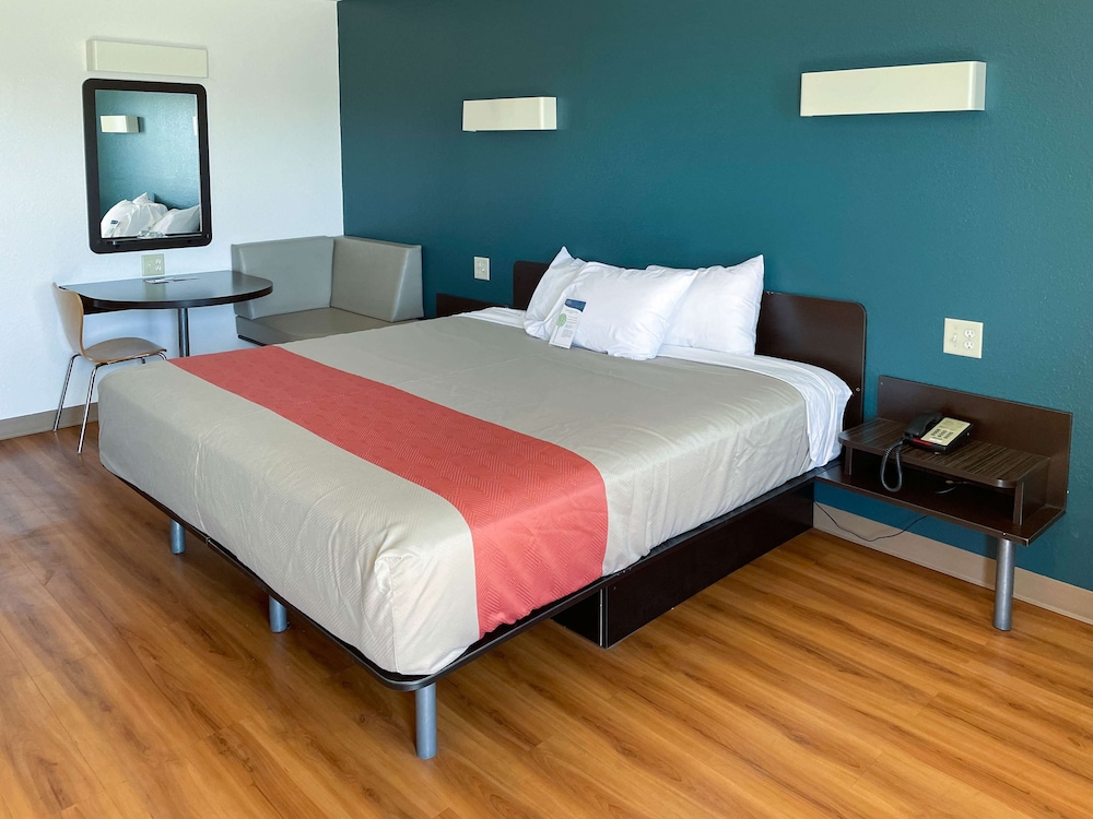 Standard Room, 1 King Bed, Smoking, Refrigerator & Microwave