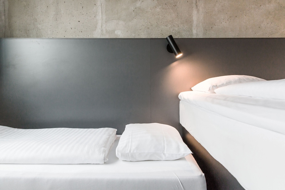 Standard Double Room, 1 Queen Bed thumbnail 6