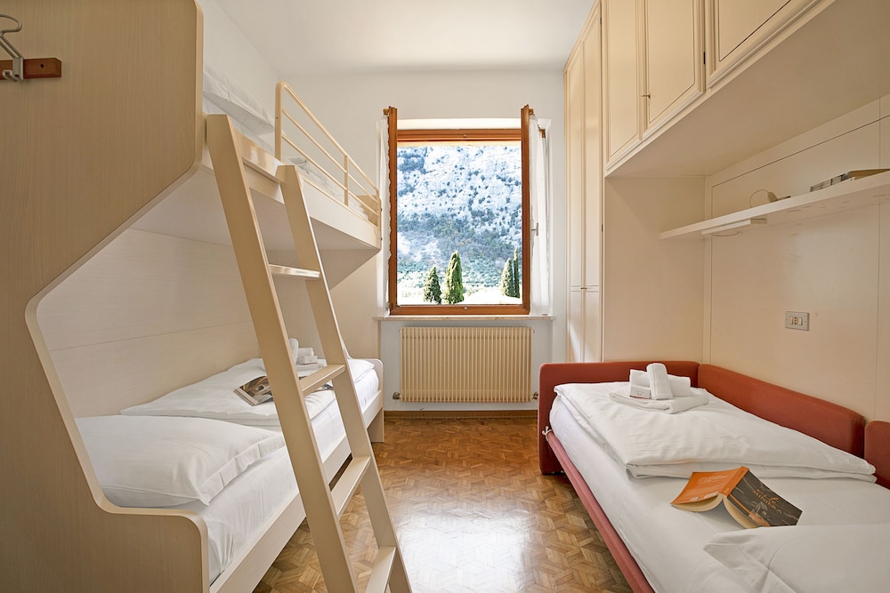 Family Apartment, Multiple Bedrooms, Mountainside (Albatros) photo 2