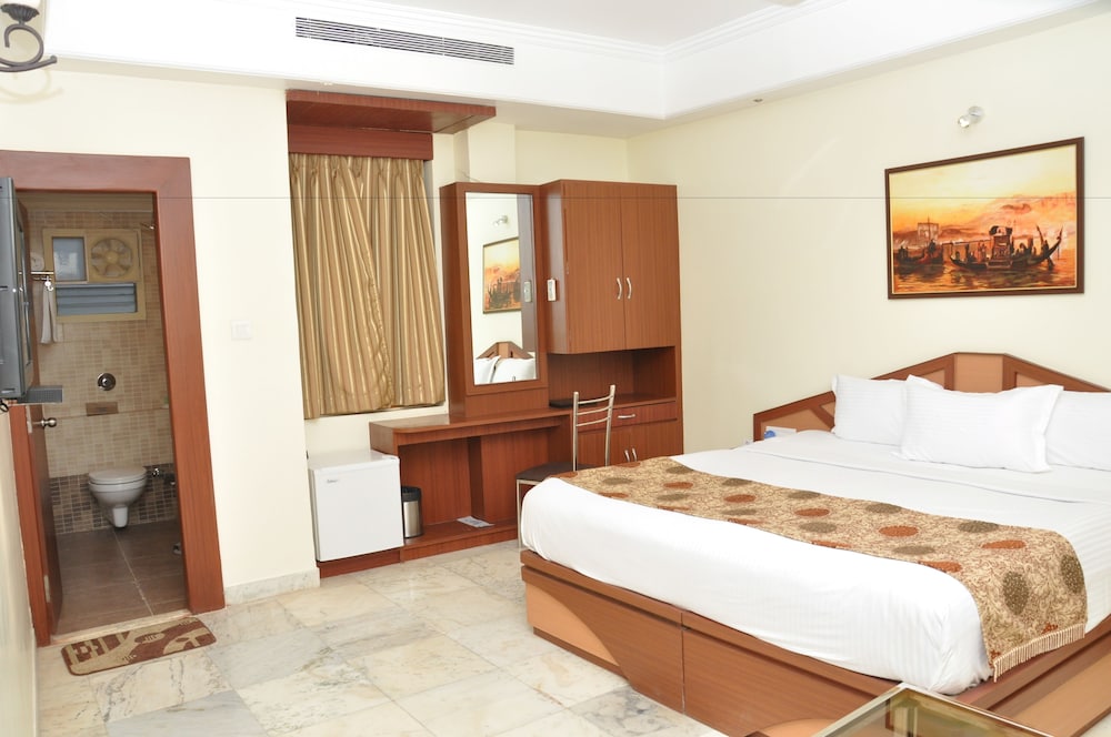 Premium Room, 1 Bedroom, Refrigerator photo 3