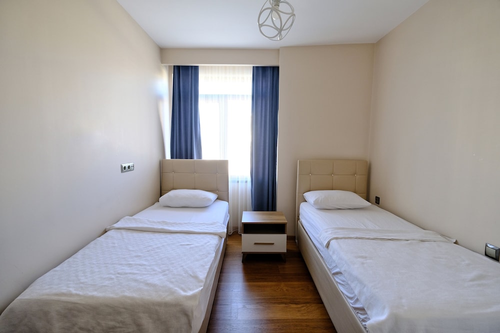 Family Room, Multiple Beds, 2 Bathrooms photo 2