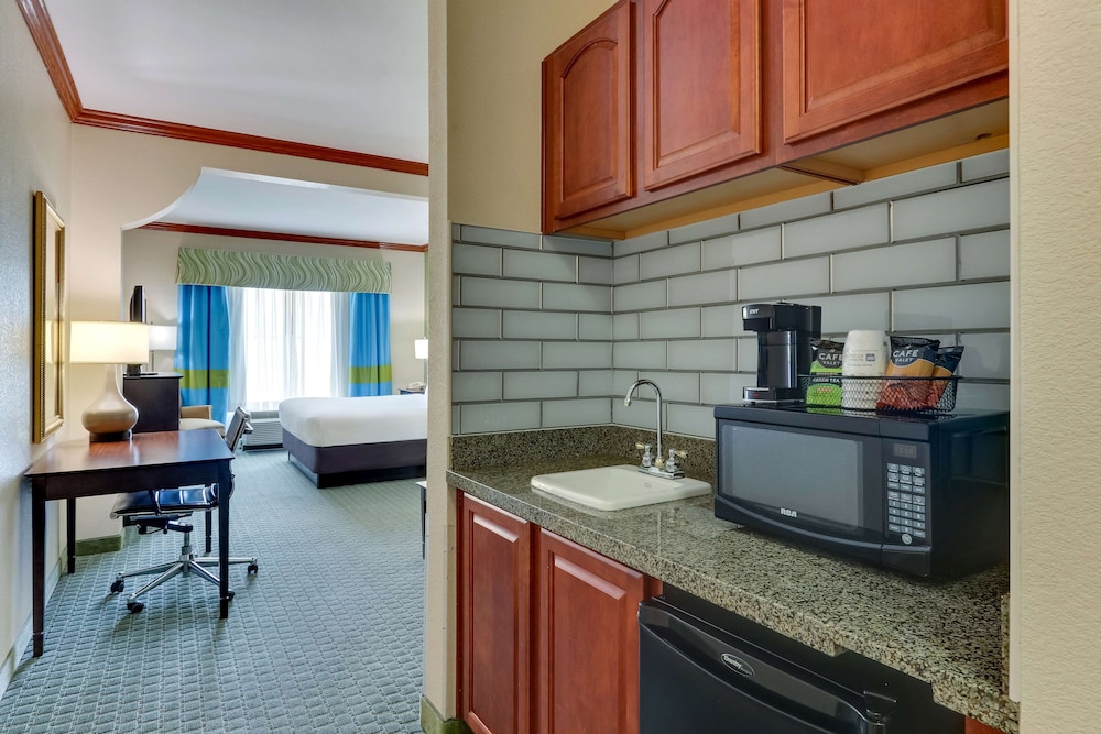 Suite, 1 King Bed, Non Smoking, Refrigerator & Microwave photo 3