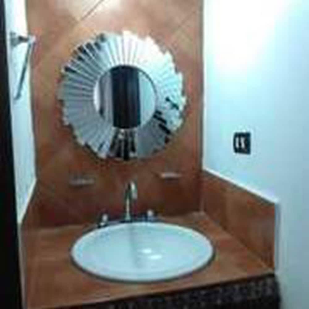 Junior Suite, 2 Queen Beds, Courtyard View photo 2