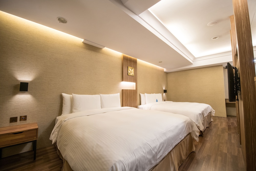 Deluxe Loft, Multiple Beds, Patio, City View photo 2