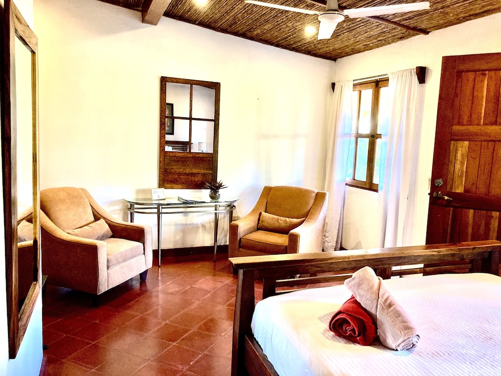 Deluxe Room, 1 Queen Bed, Garden View, Courtyard Area photo 2