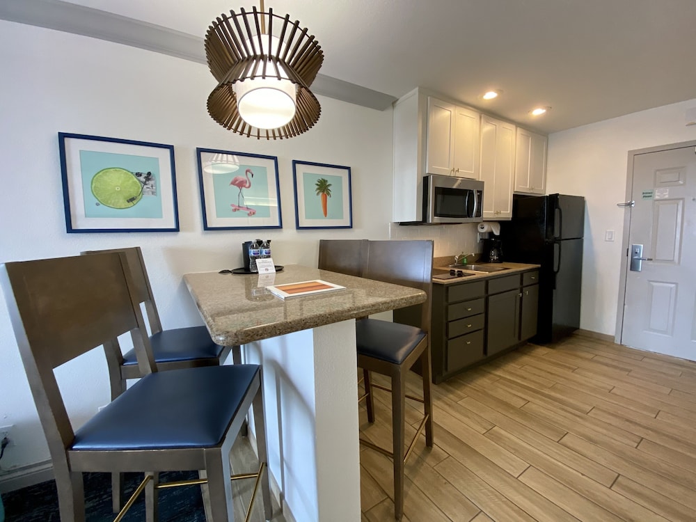 Premium Room, 2 Queen Beds, Kitchenette, Poolside - Photo 2