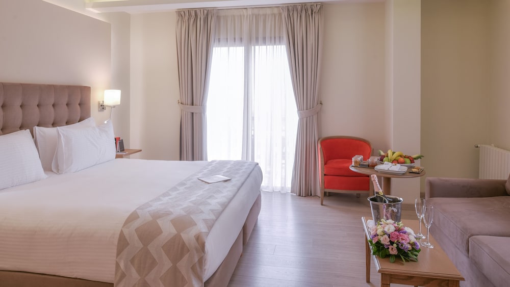 Junior Suite, 1 King Bed, Garden View - Photo 6