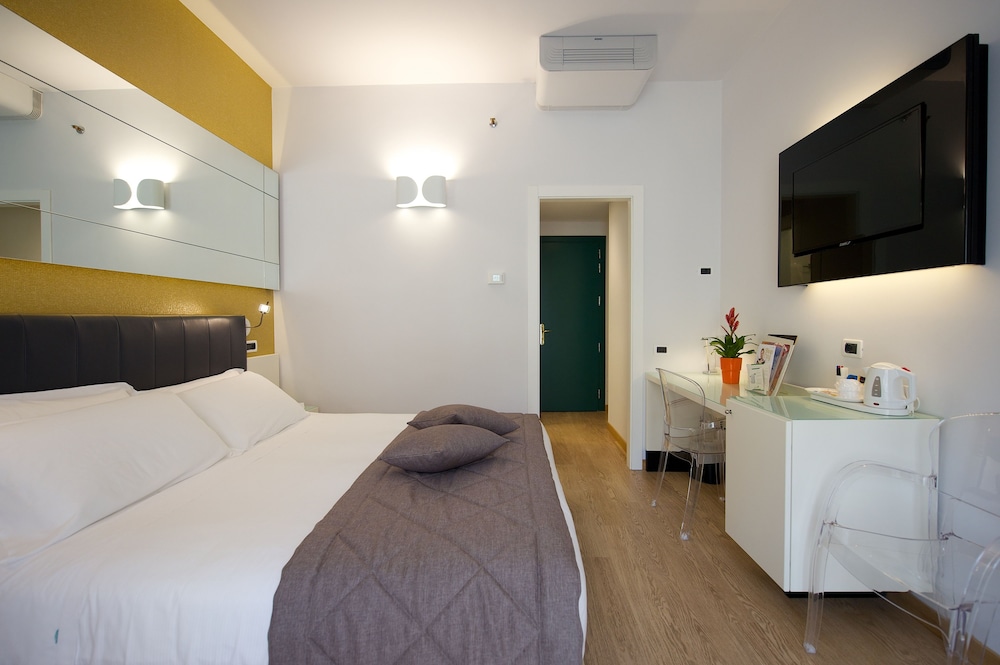 Standard Room, 1 Queen Bed - Photo 9