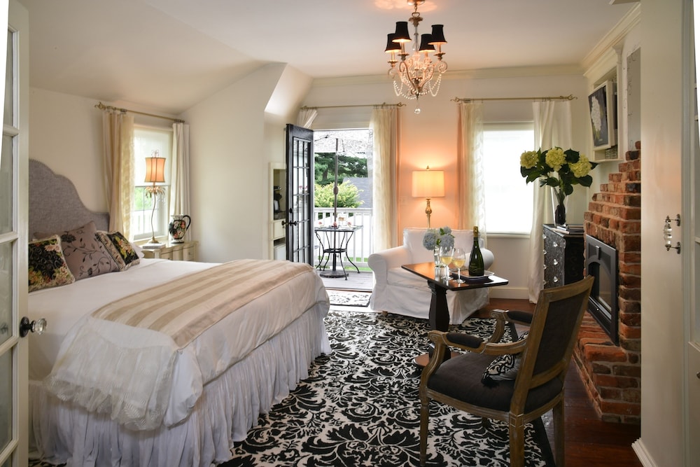 Deluxe Room, 1 King Bed, Fireplace, Garden Area photo 1