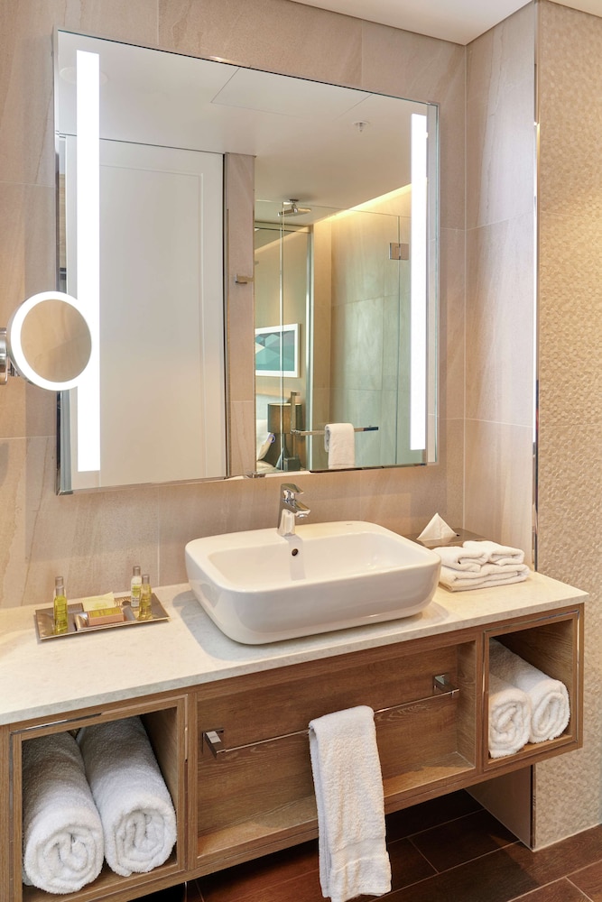 Junior Suite, 1 King Bed (Panoramic View) thumbnail 5