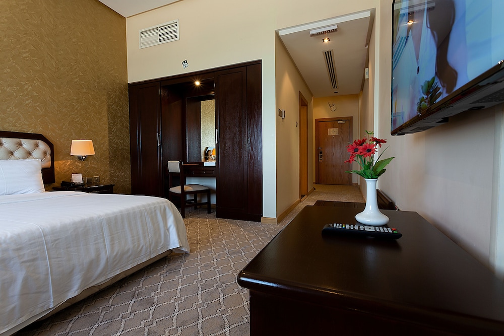 Deluxe Room, 1 King Bed - Photo 3