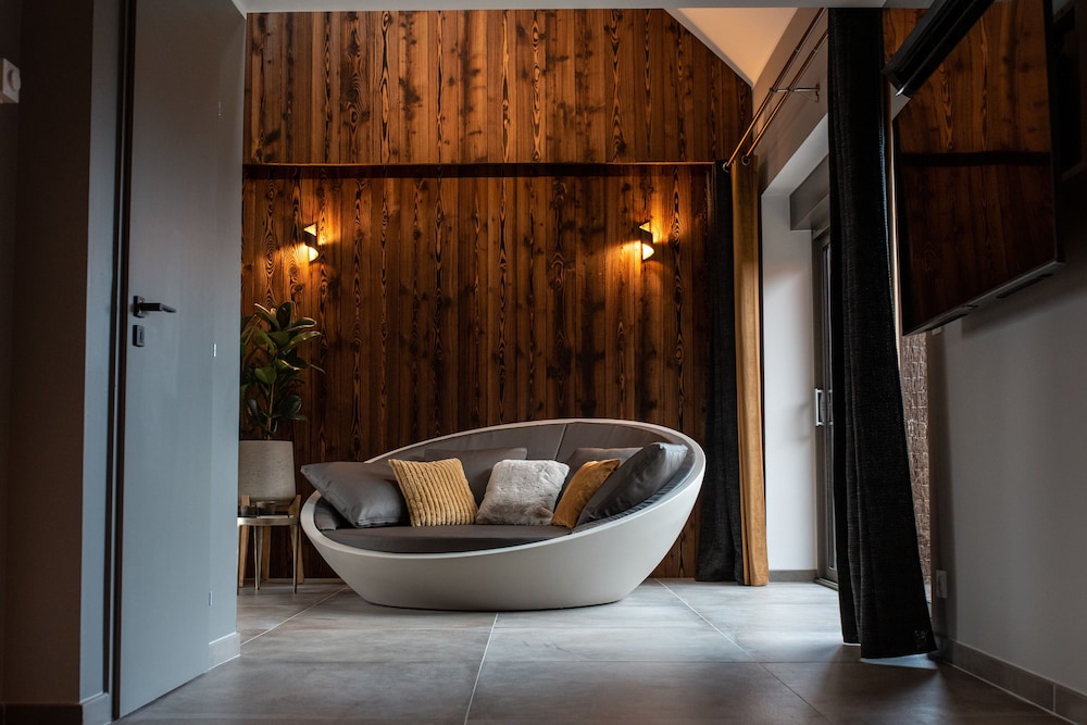 Deluxe Suite, Hot Tub - Photo 16