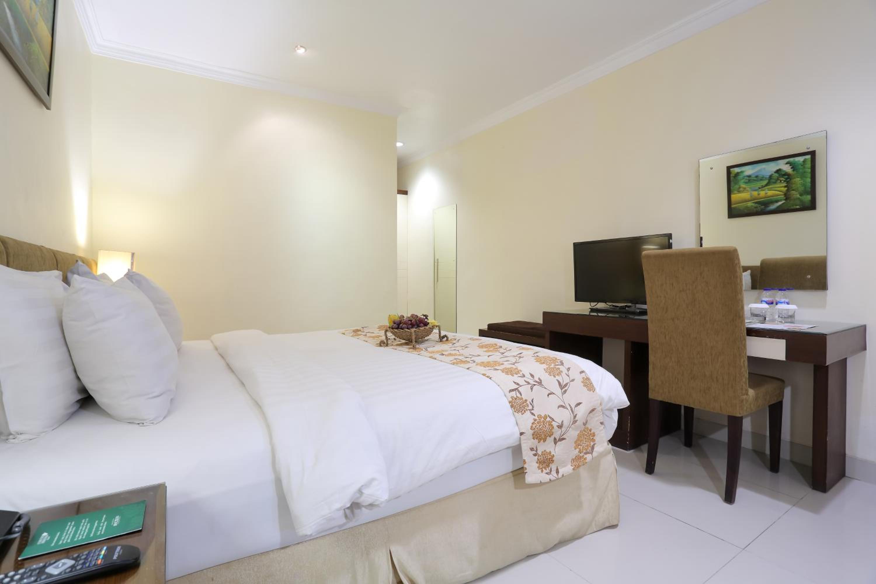 Deluxe King Room - Photo 9